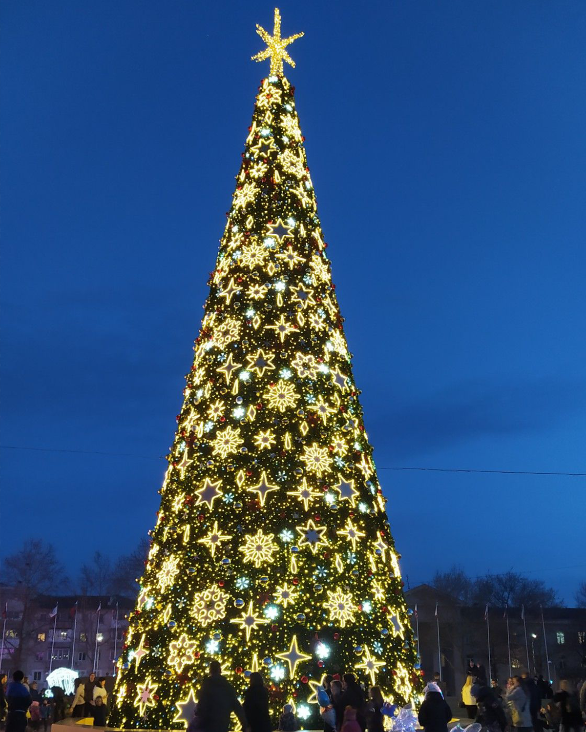 Giant Commercial Outdoor LED Christmas Tree with Star & Snowflake Motifs, 6m/10m/15m (20ft/33ft/50ft) & Custom Sizes