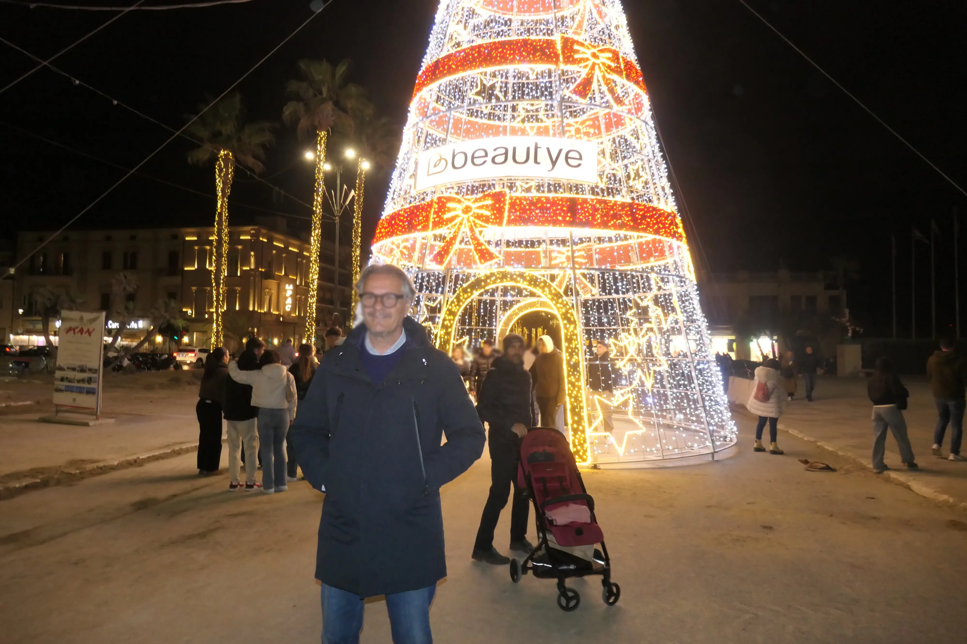 Professional 6M(20FT) / 10M(33FT) / 15M(50FT Giant Outdoor LED Christmas Tree: Customizable Walk-through Frame Motif Tree for Commercial Plaza & Malls